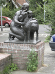 905663 Afbeelding van het bronzen beeldhouwwerk 'Moeder met kind en bok', van Frank Letterie (1931), in 1981 geplaatst ...
